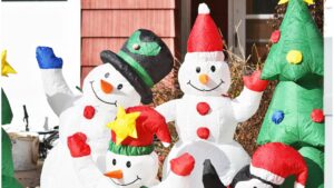 sneeuwpop en kerstboomversieringen